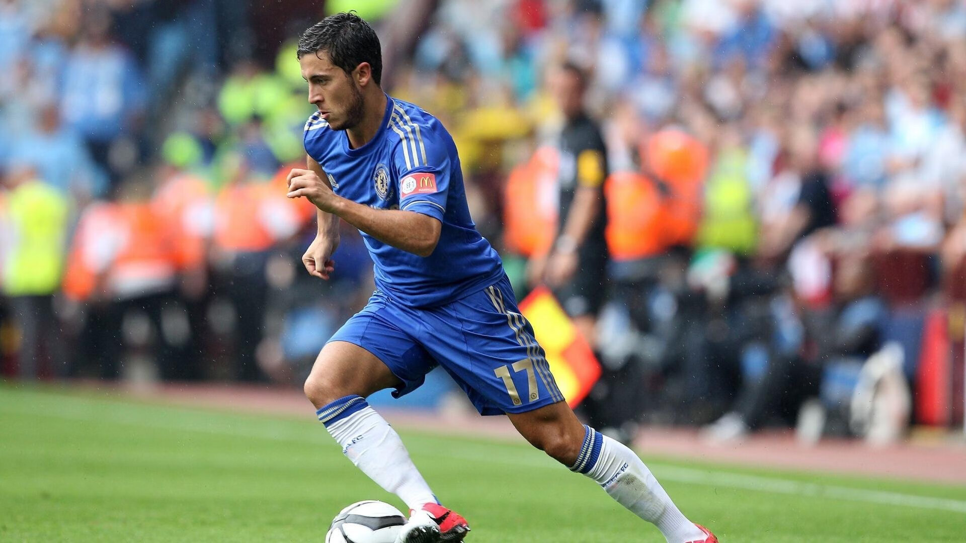 《电竞赛事现场：激烈对抗引爆全场》，电竞比赛场景