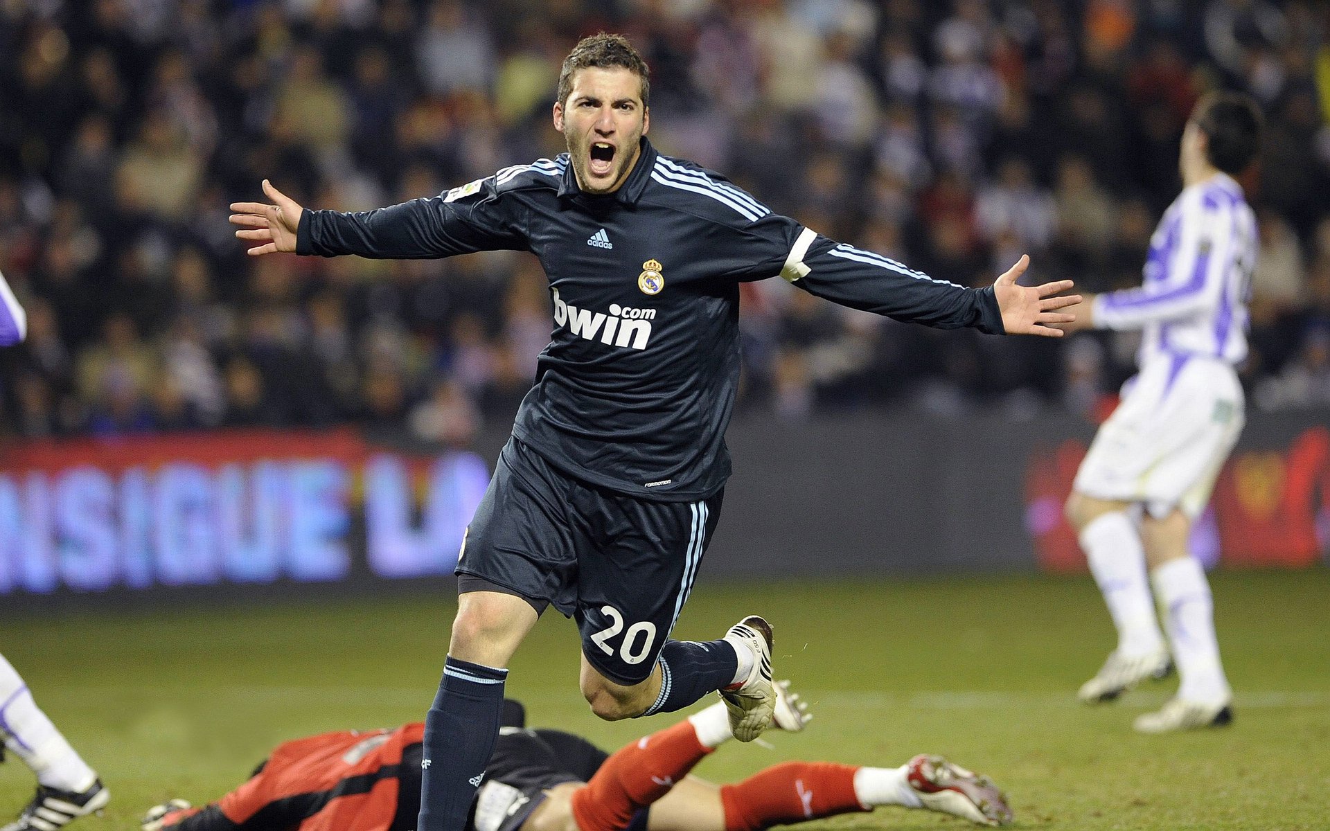 爱游戏娱乐-英超“豪门争霸”硝烟再起，争冠逐渐白热化，英超的豪门球队