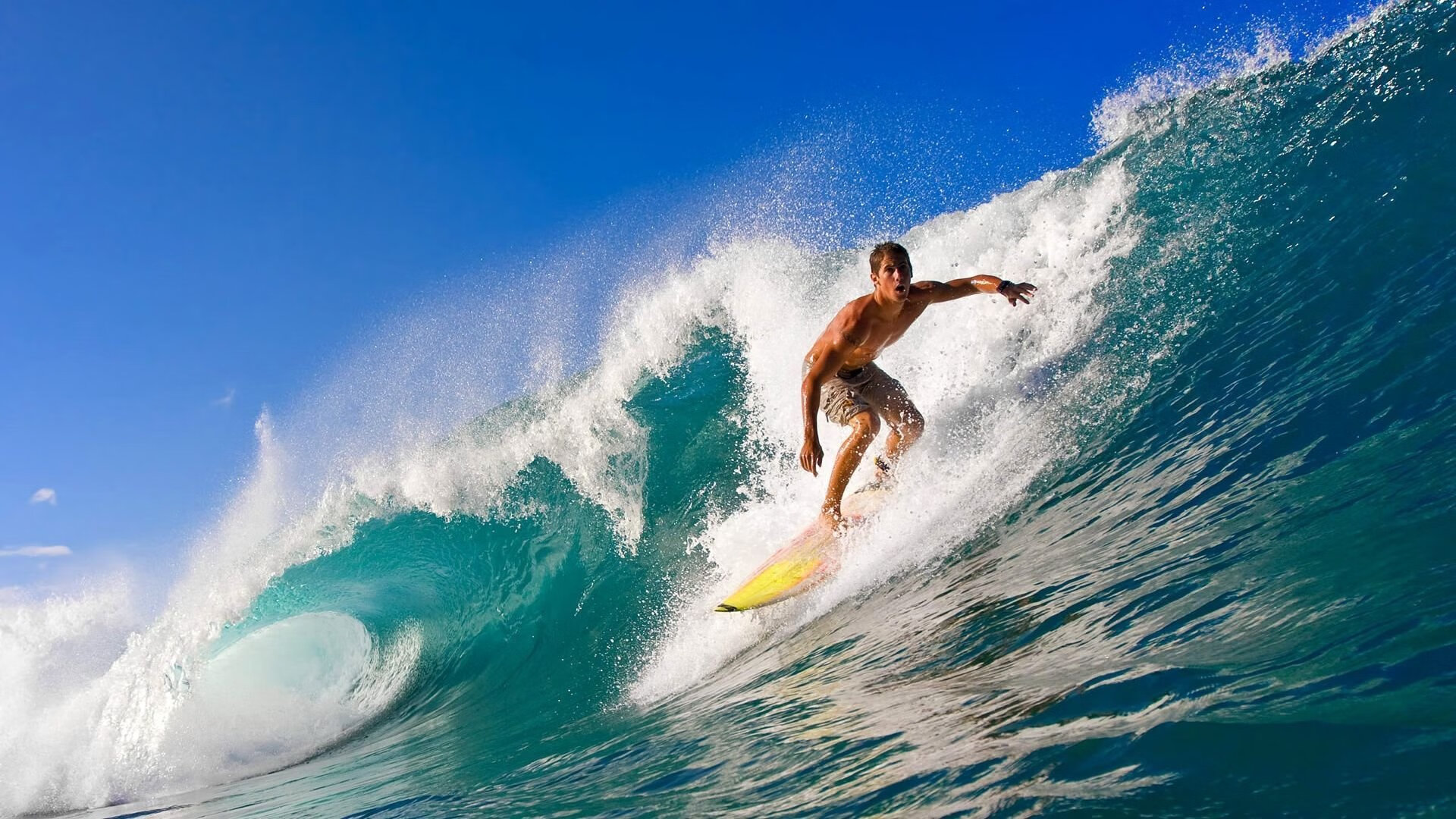 赛事直播现场：线下和线上同步震撼体验，线上线下比赛什么意思